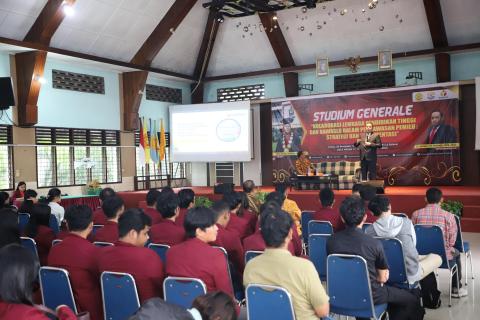 Anggota Bawaslu Herwyn JH Malonda dalam kuliah umum di Universitas Katolik Santo Thomas di Medan, Jumat, (28/11/2025).