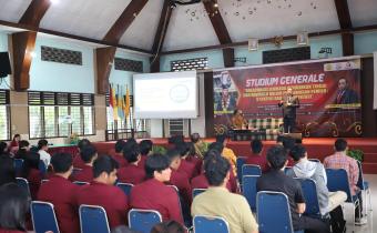 Anggota Bawaslu Herwyn JH Malonda dalam kuliah umum di Universitas Katolik Santo Thomas di Medan, Jumat, (28/11/2025).